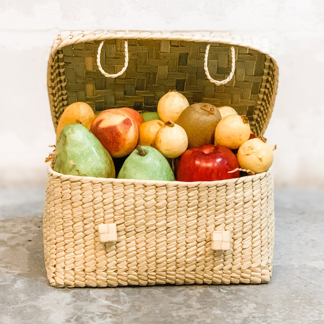 Canasta artesanal con fruta